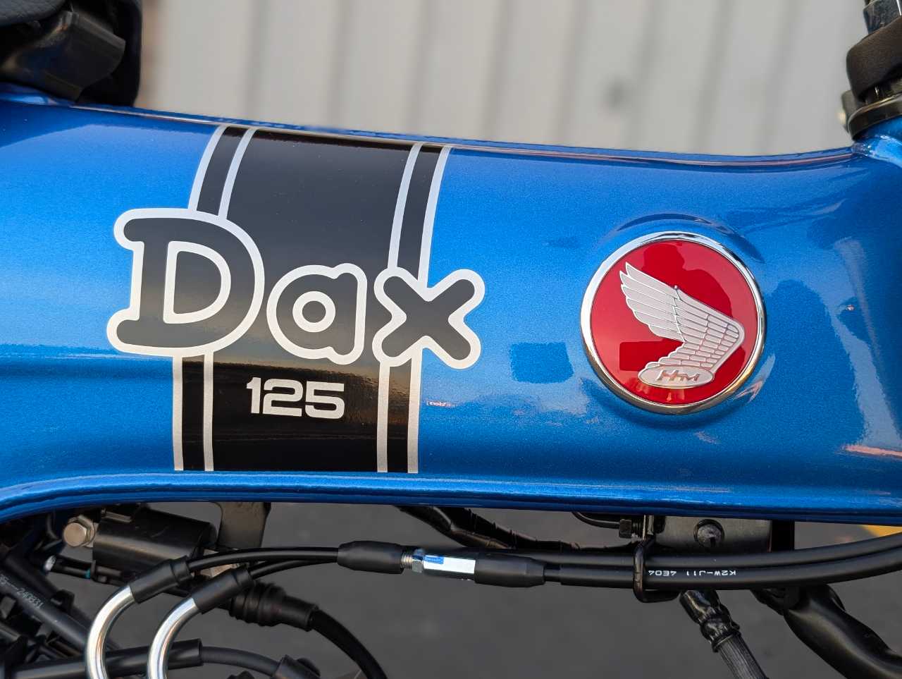 との 2025 HONDA DAX 125 BASE PEARL GLITTERING BLUE H001560 - Shawnee